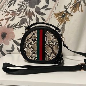 NanaMacs Crossbody Purse. Make offer. Shopping is discounted. 😊